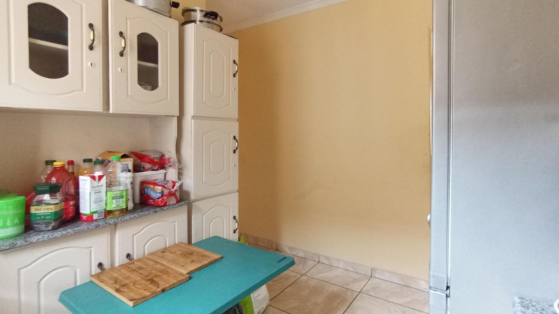 Kitchen - 8 square meters of property in Olievenhoutbos