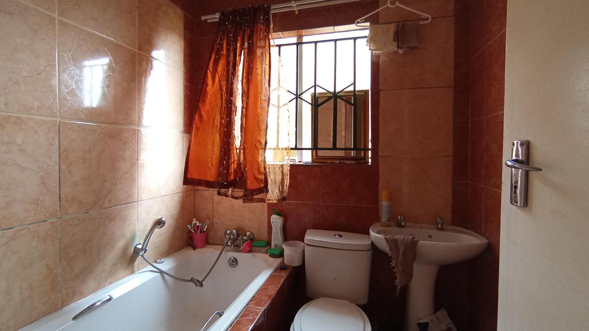 Bathroom 1 - 4 square meters of property in Olievenhoutbos