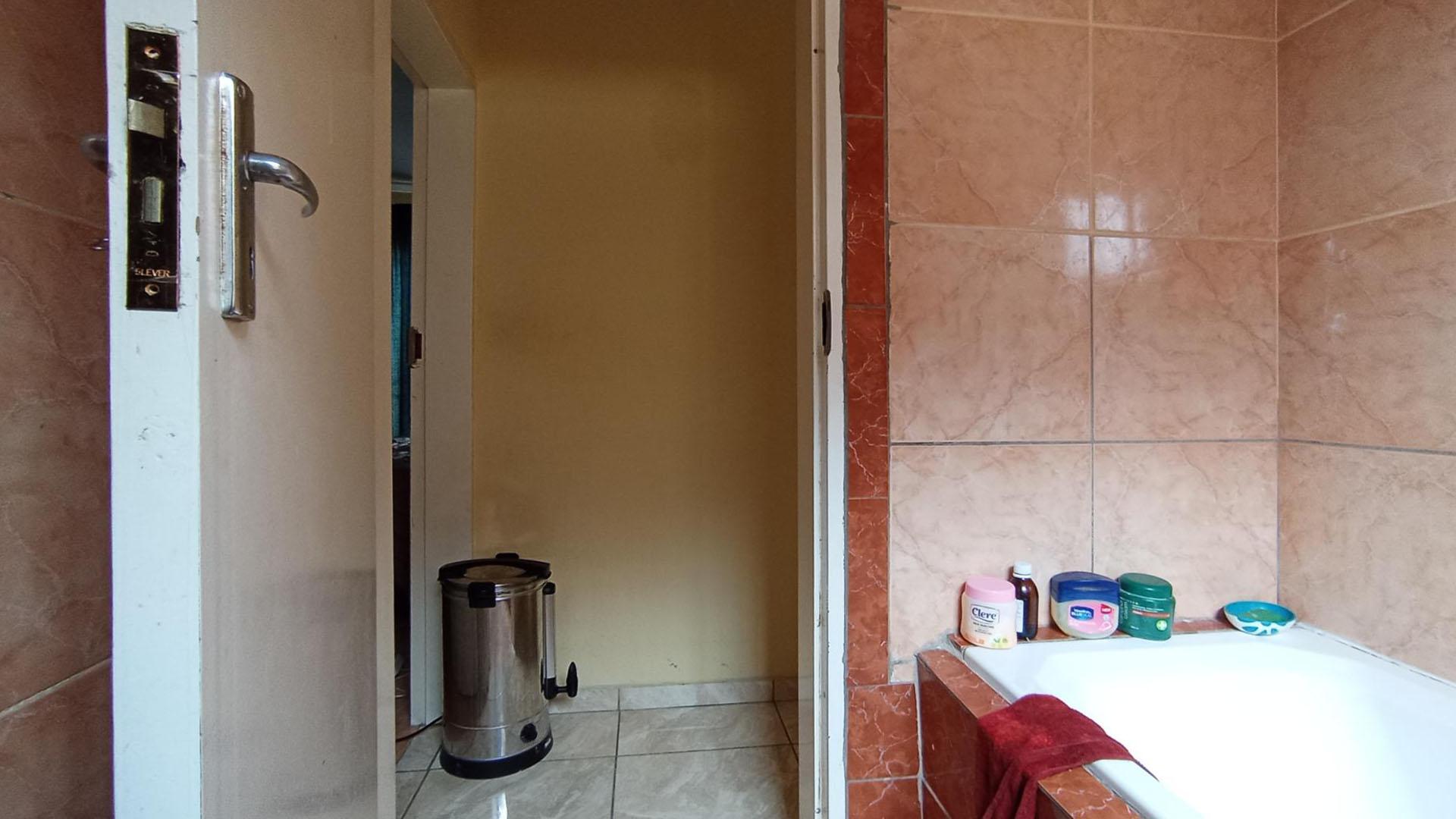 Bathroom 1 - 4 square meters of property in Olievenhoutbos