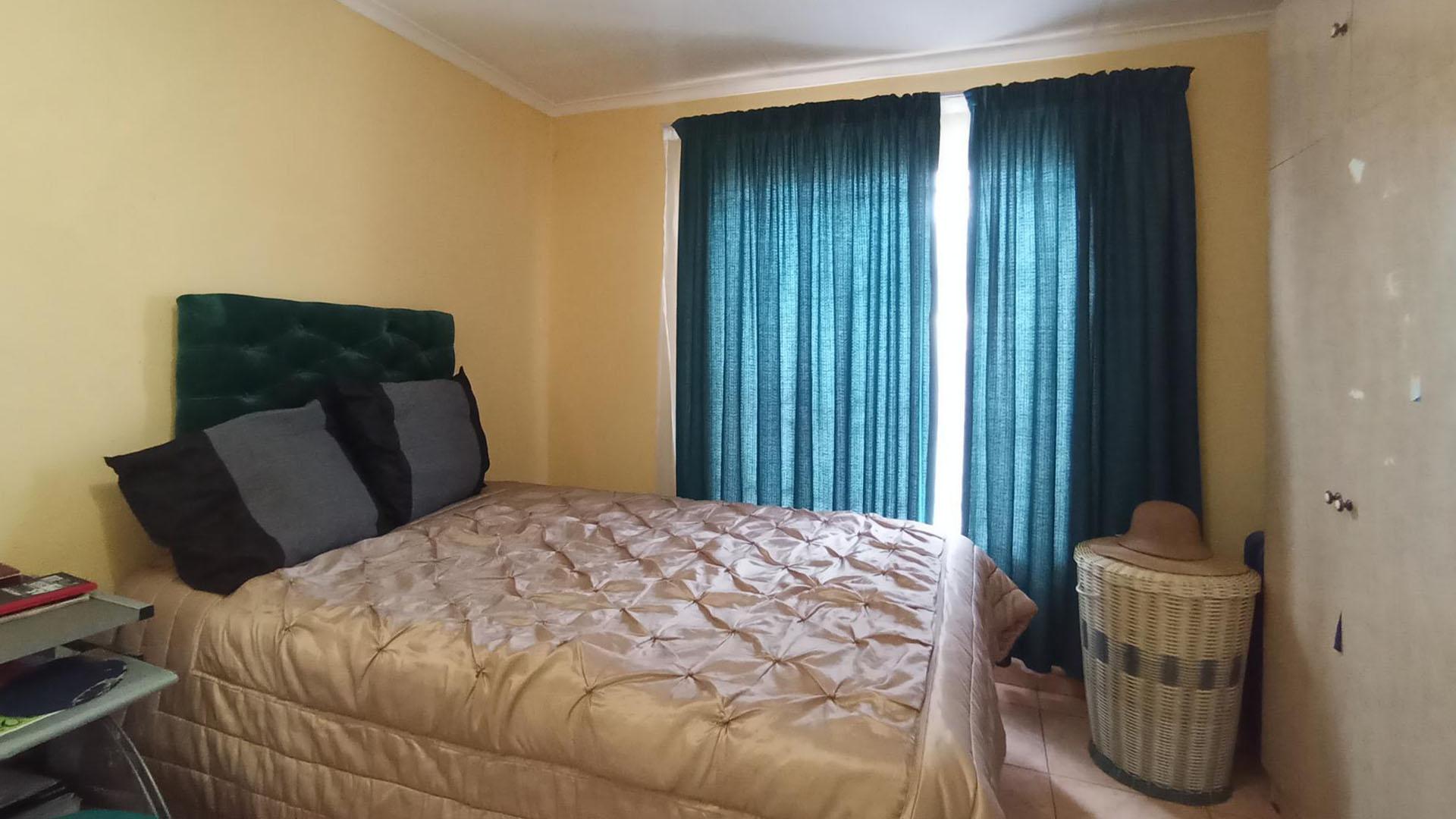 Main Bedroom - 14 square meters of property in Olievenhoutbos