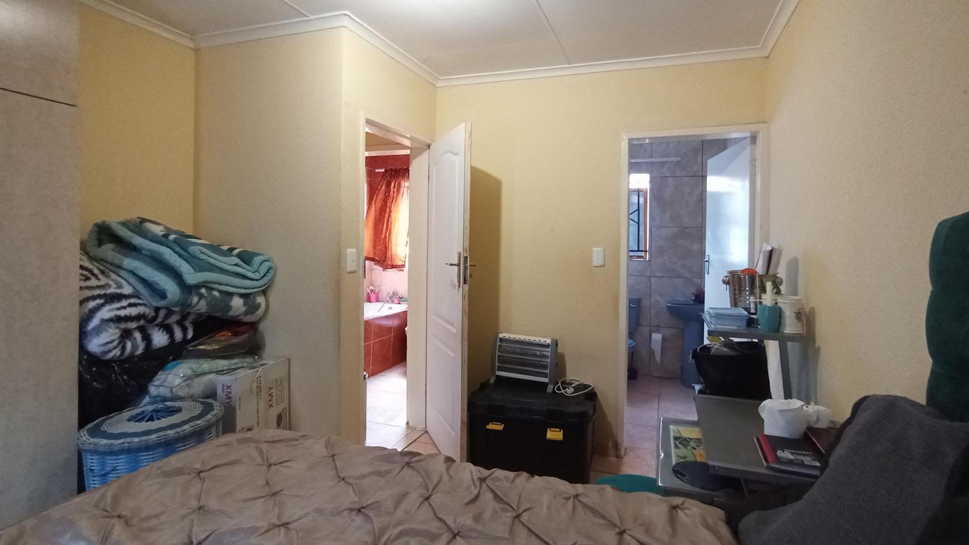 Main Bedroom - 14 square meters of property in Olievenhoutbos