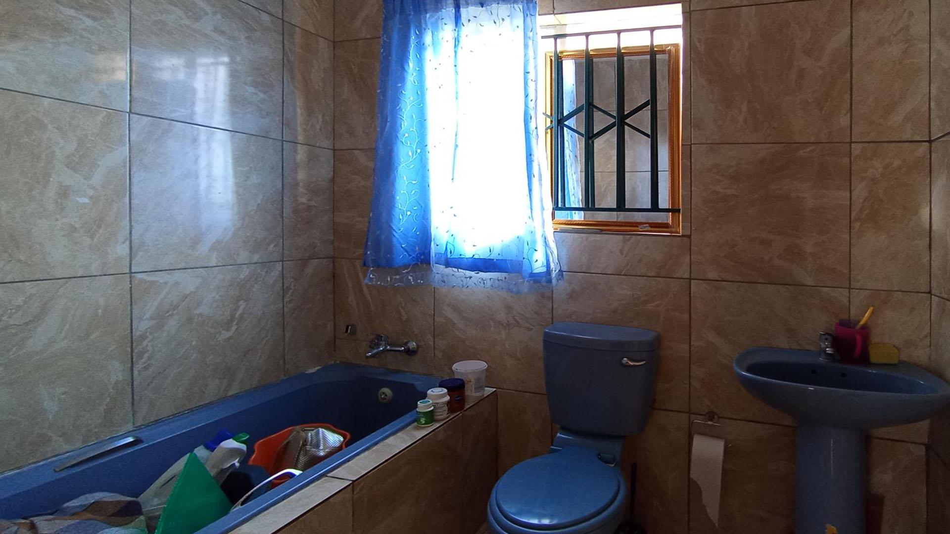 Main Bathroom - 5 square meters of property in Olievenhoutbos