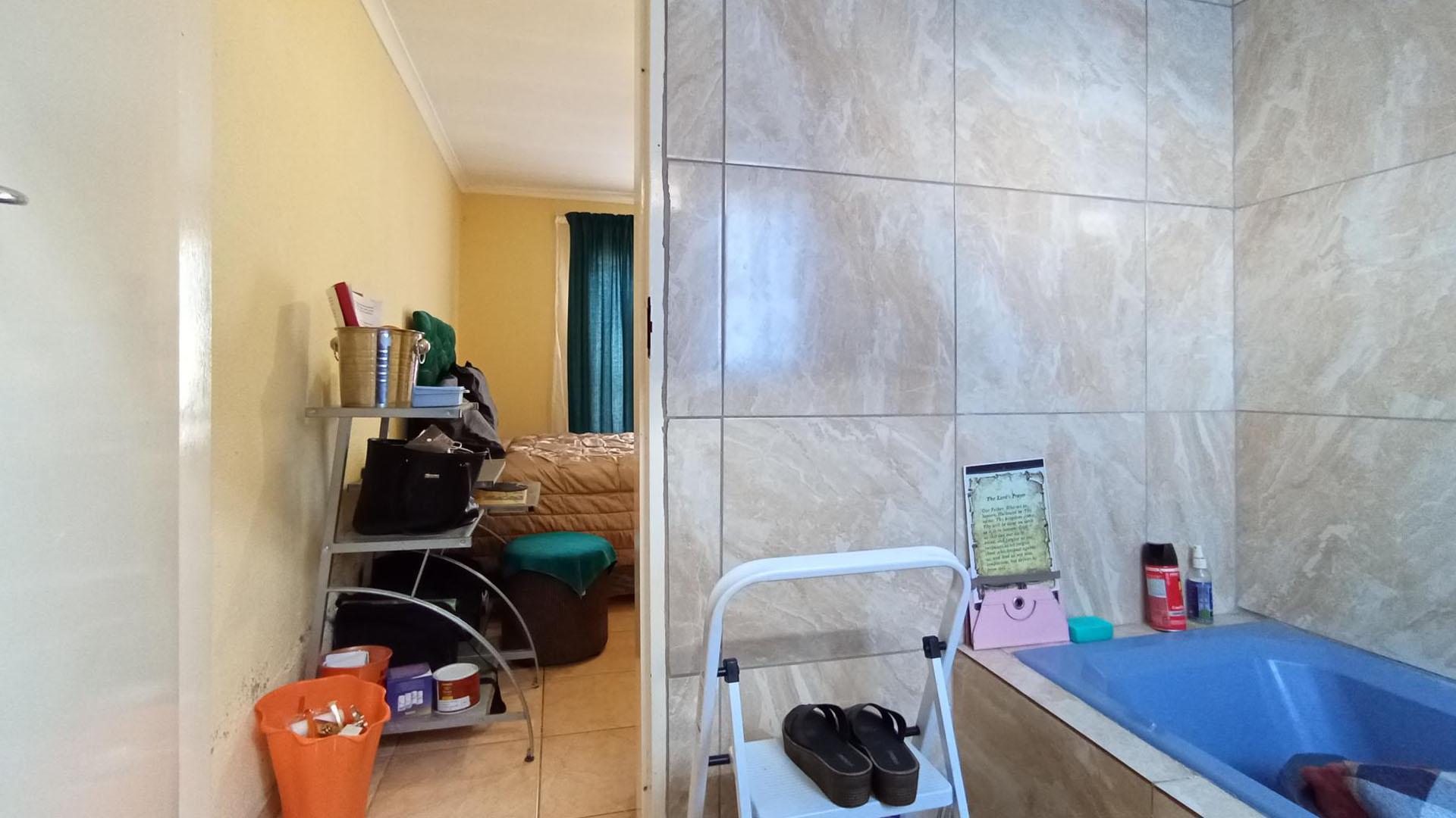 Main Bathroom - 5 square meters of property in Olievenhoutbos