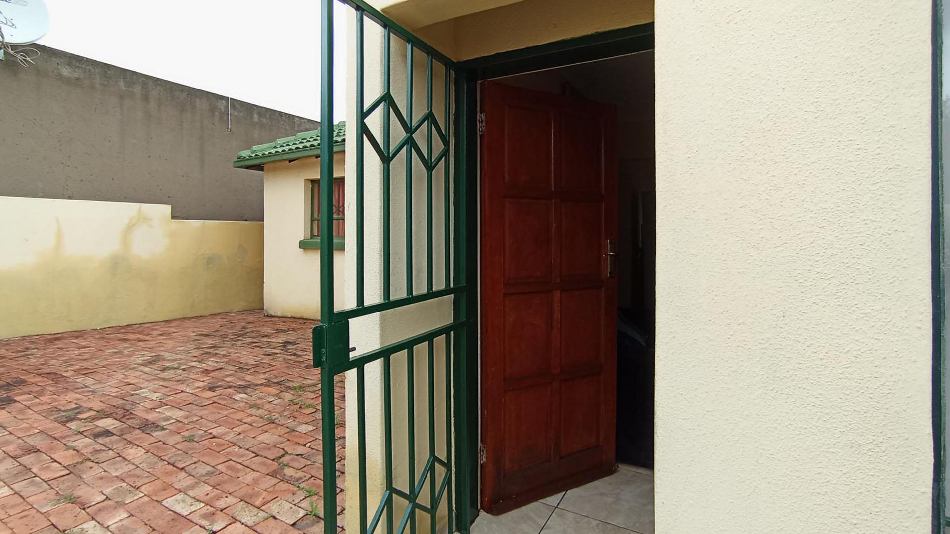 Front View of property in Olievenhoutbos