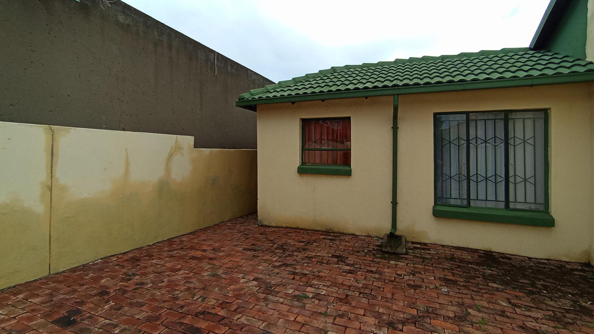 Front View of property in Olievenhoutbos