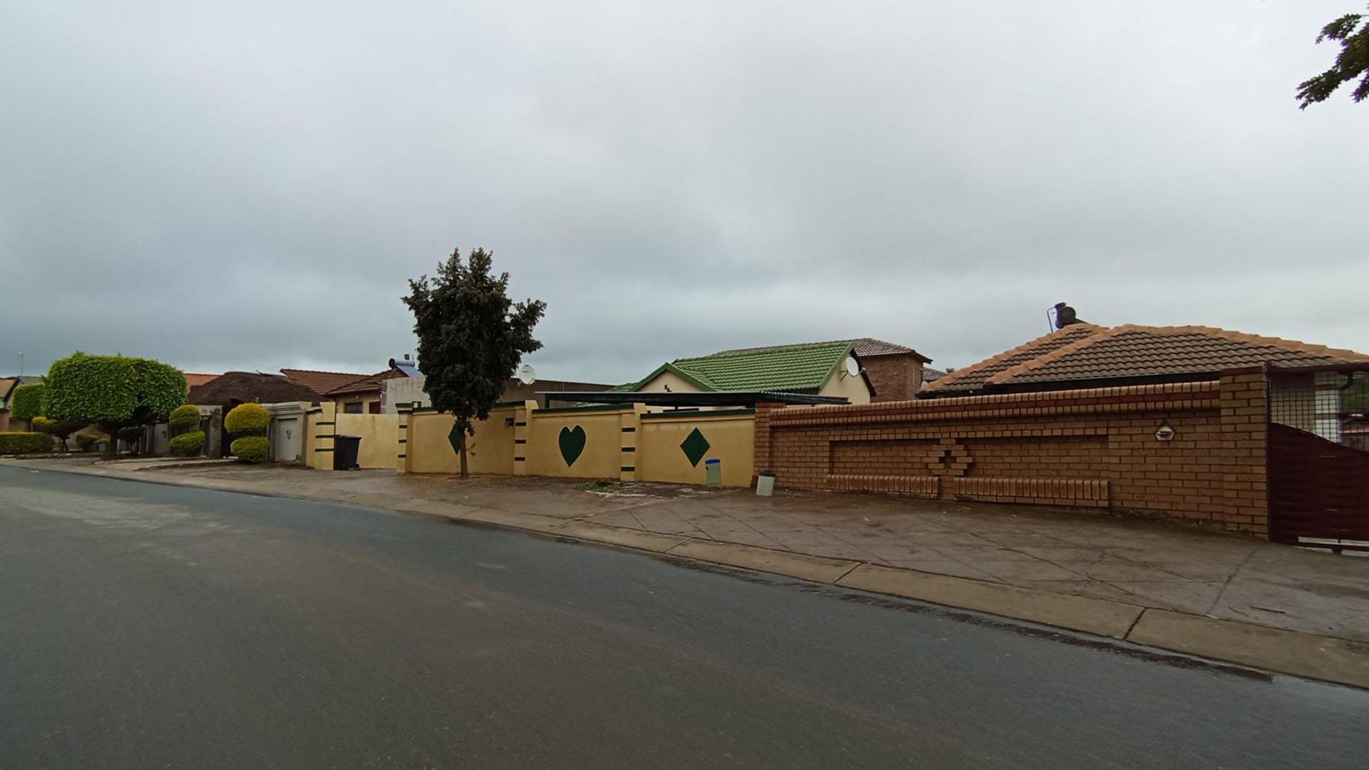 Front View of property in Olievenhoutbos