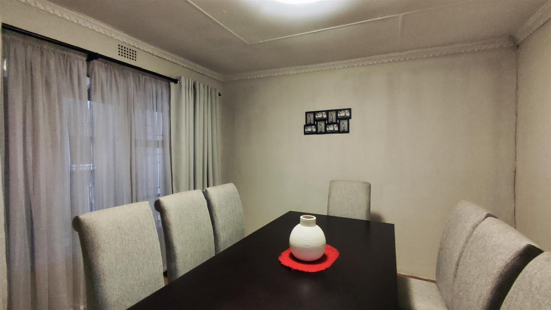 Dining Room - 14 square meters of property in Edleen