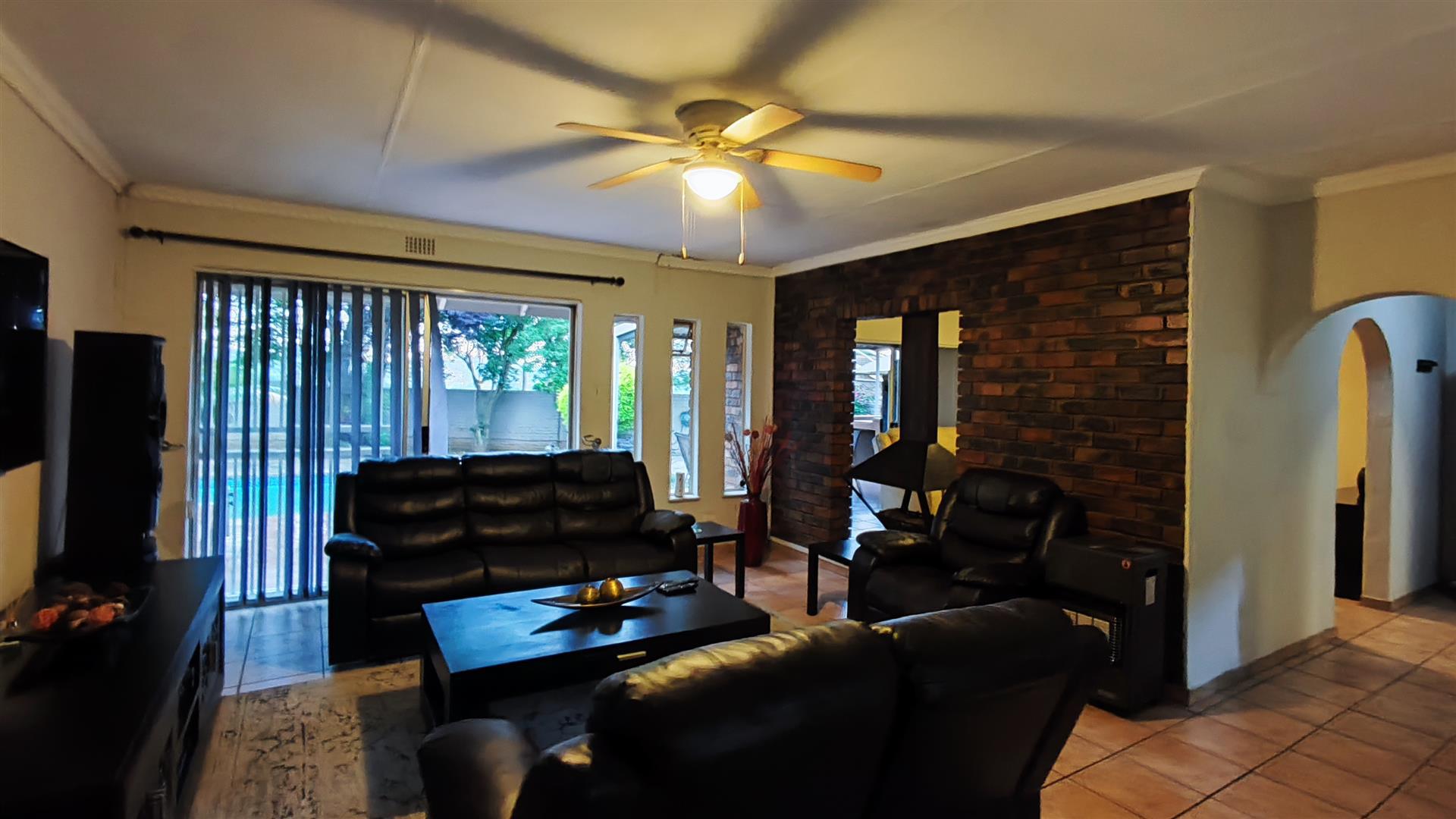 Lounges - 51 square meters of property in Edleen