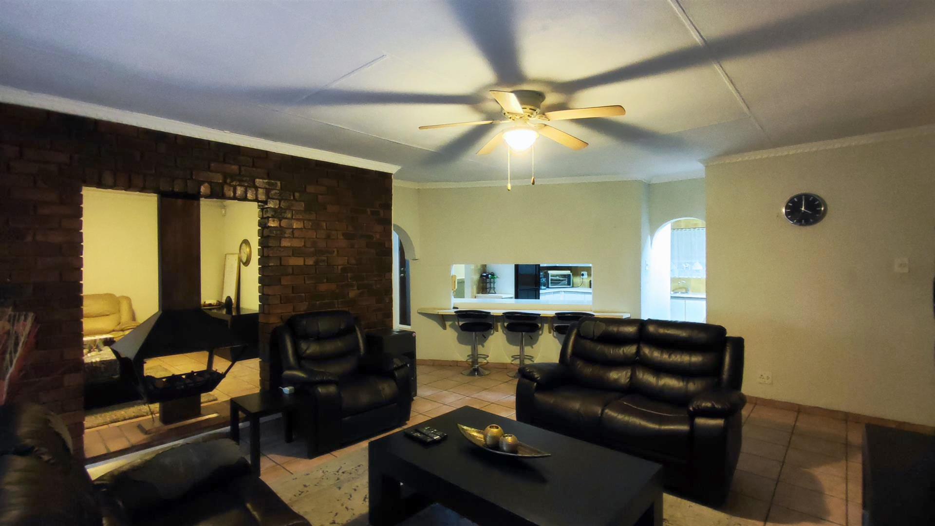 Lounges - 51 square meters of property in Edleen