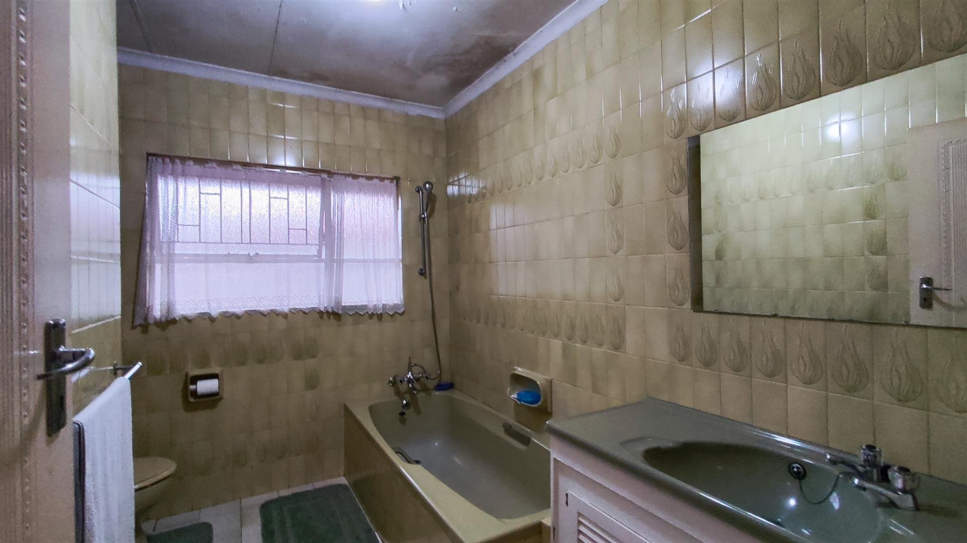 Bathroom 1 - 9 square meters of property in Edleen