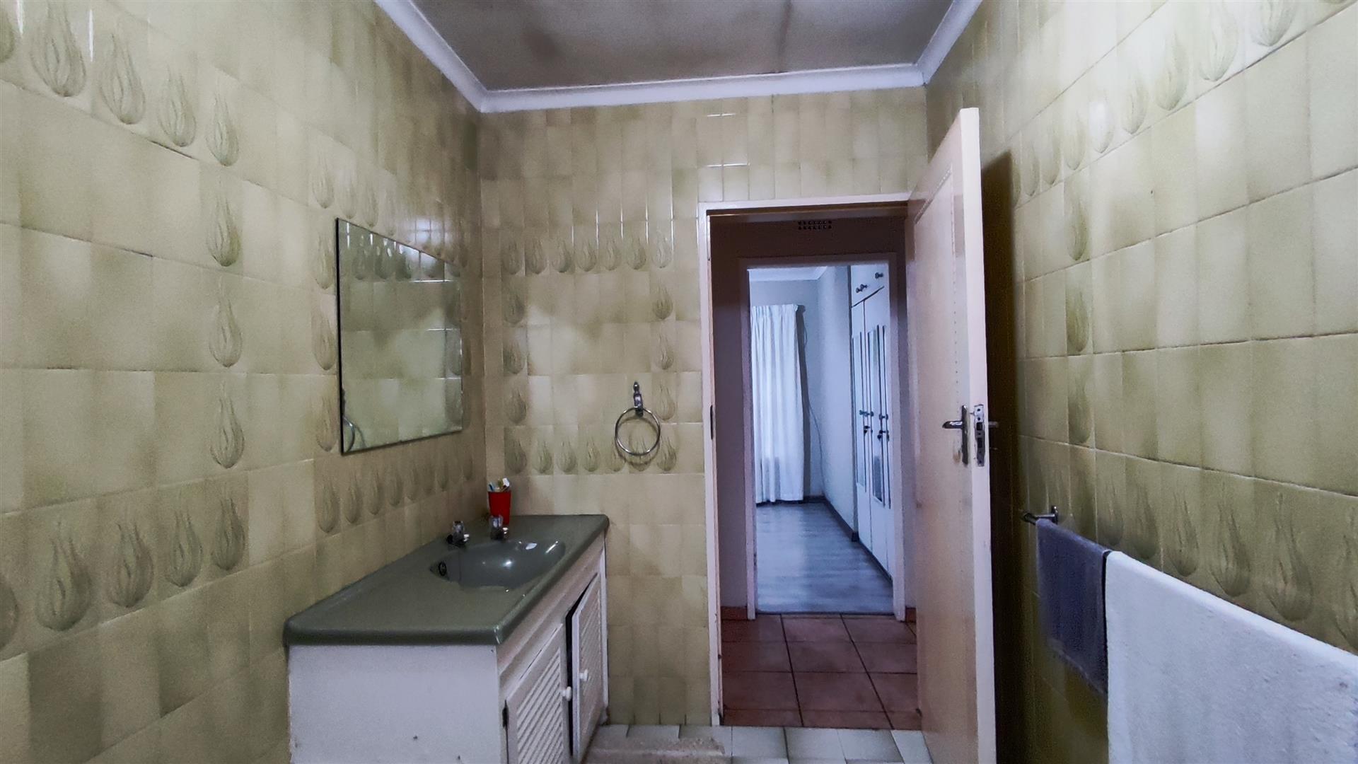 Bathroom 1 - 9 square meters of property in Edleen