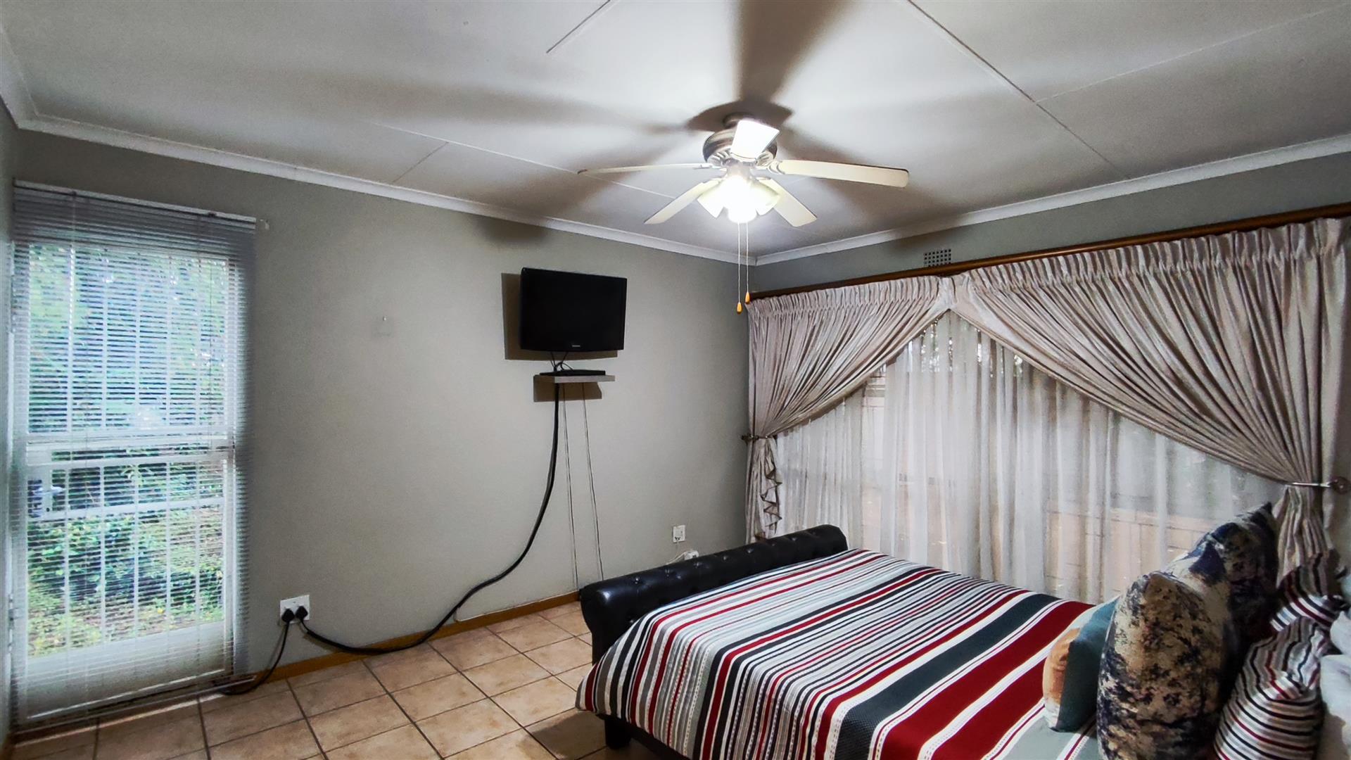 Main Bedroom - 25 square meters of property in Edleen