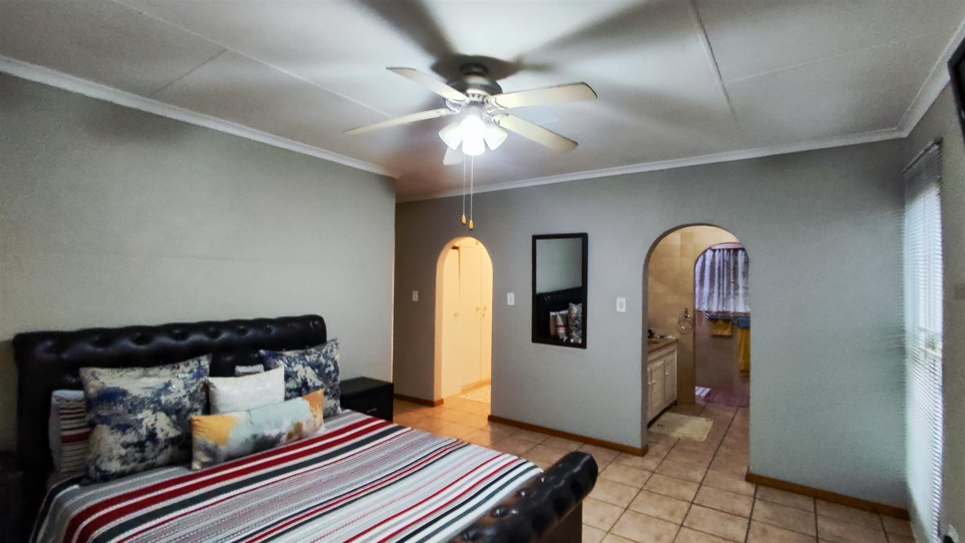 Main Bedroom - 25 square meters of property in Edleen