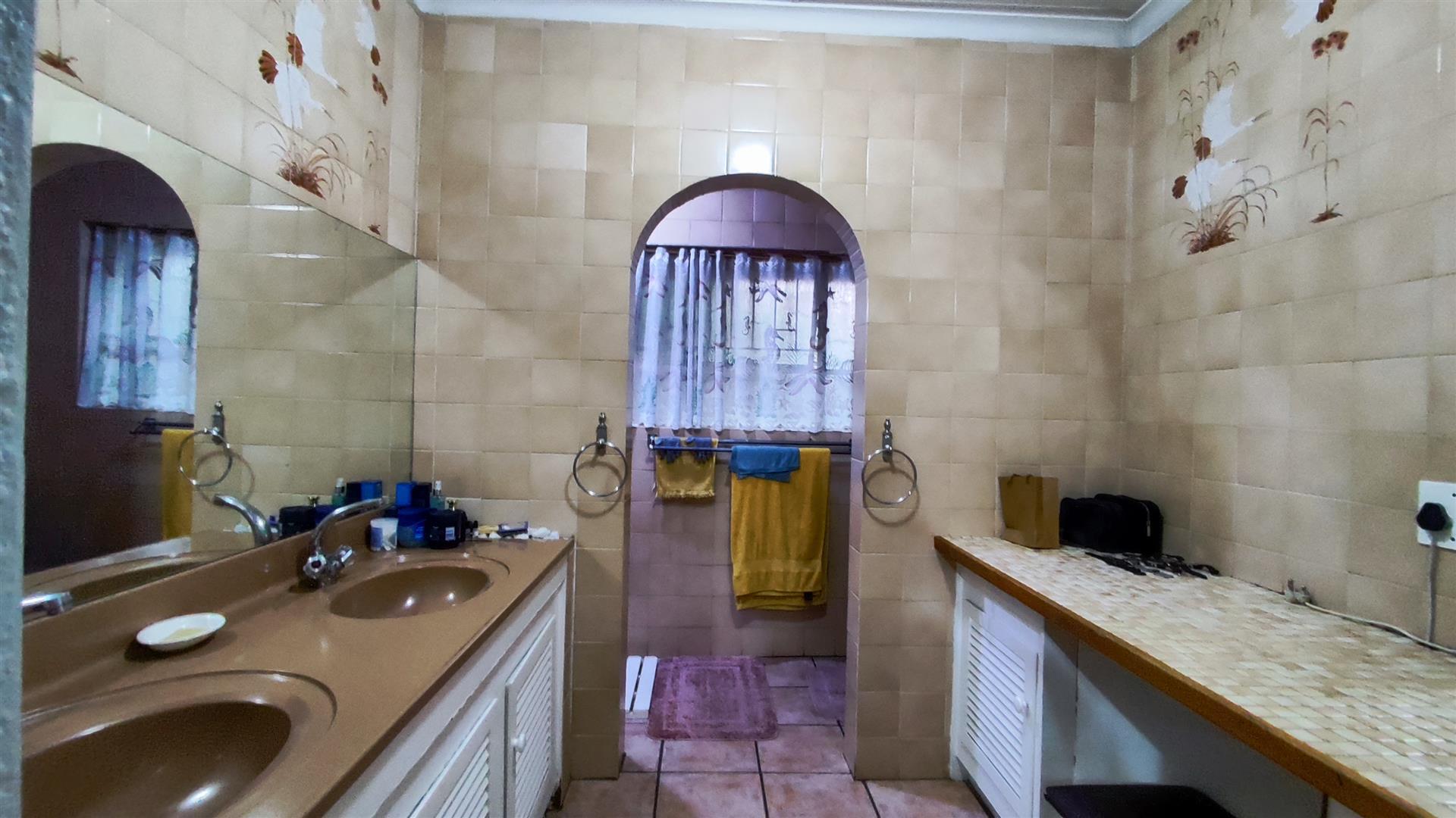 Main Bathroom - 11 square meters of property in Edleen