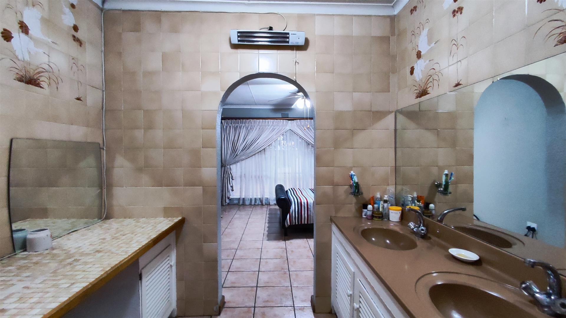 Main Bathroom - 11 square meters of property in Edleen