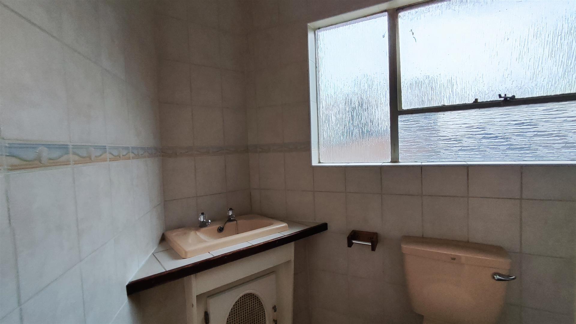 Bathroom 2 - 5 square meters of property in Edleen