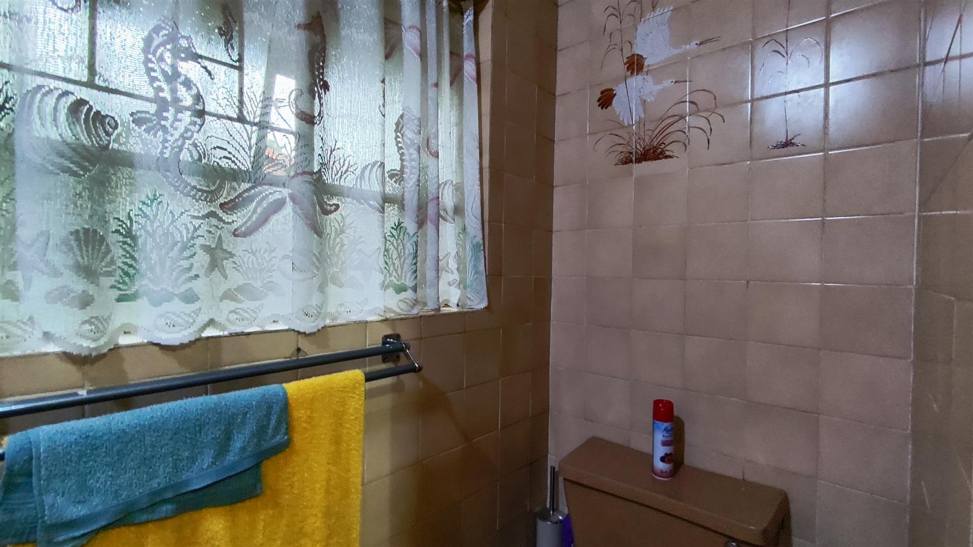 Main Bathroom - 11 square meters of property in Edleen