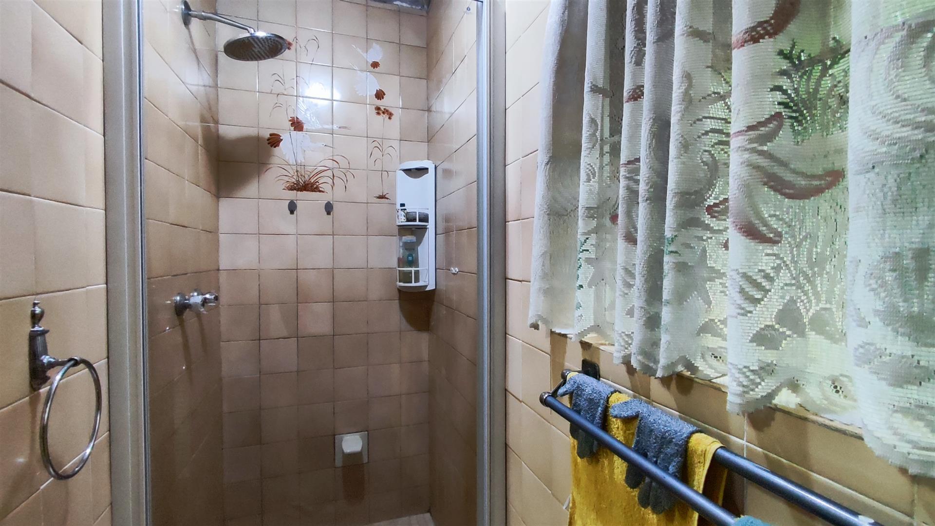 Main Bathroom - 11 square meters of property in Edleen