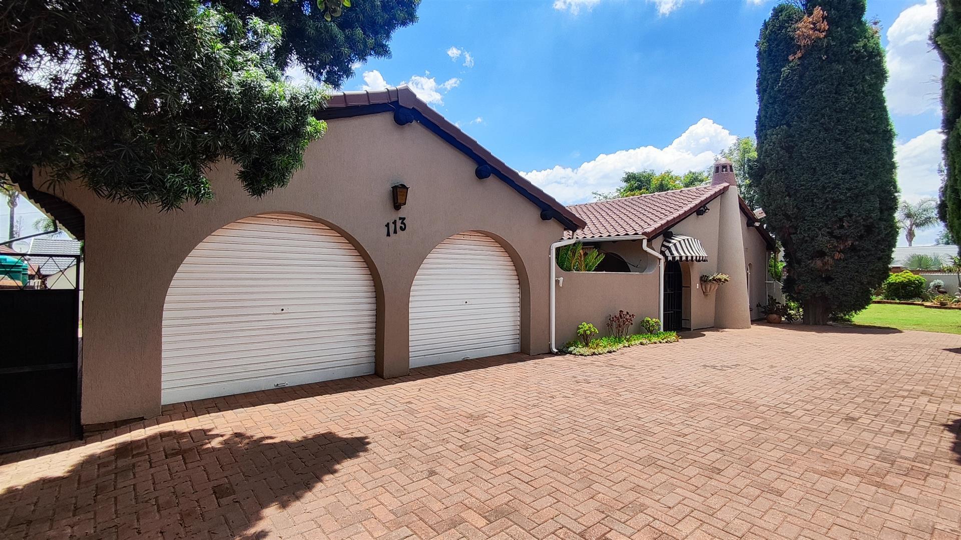 Front View of property in Farrarmere