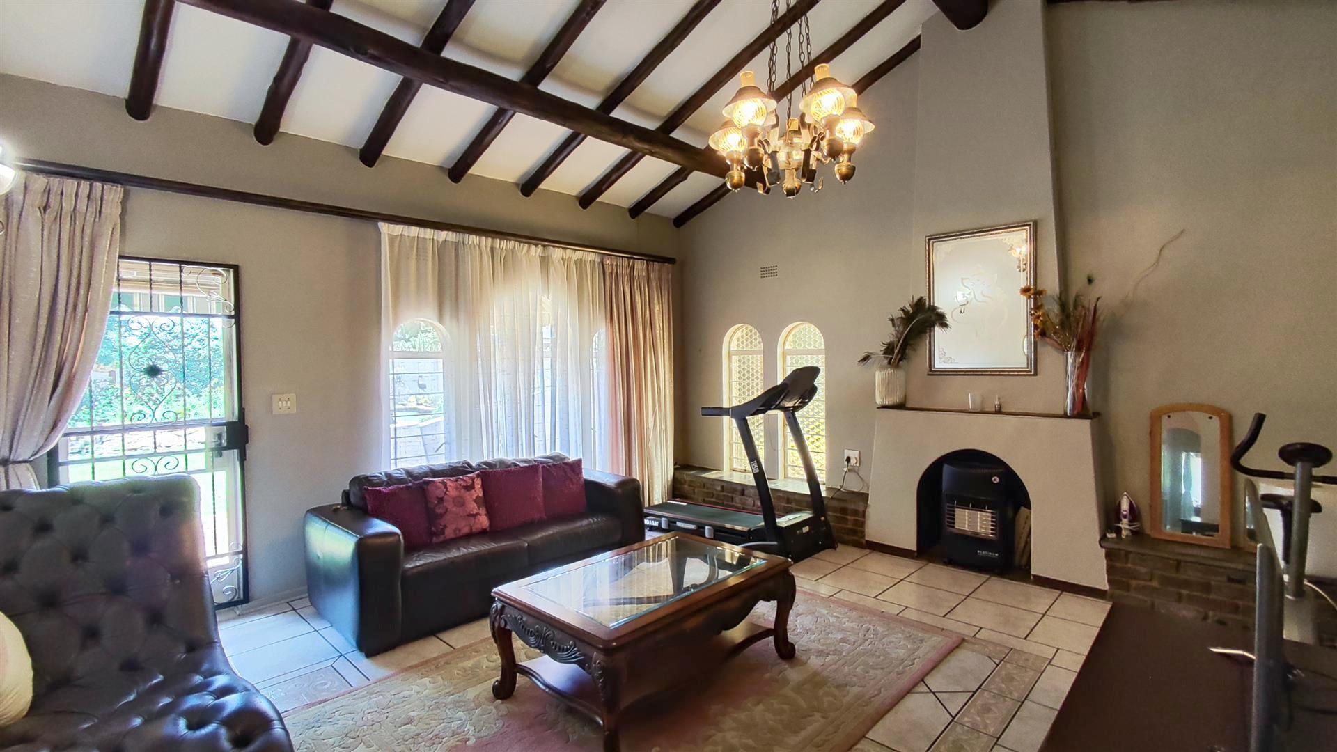 Lounges - 29 square meters of property in Farrarmere