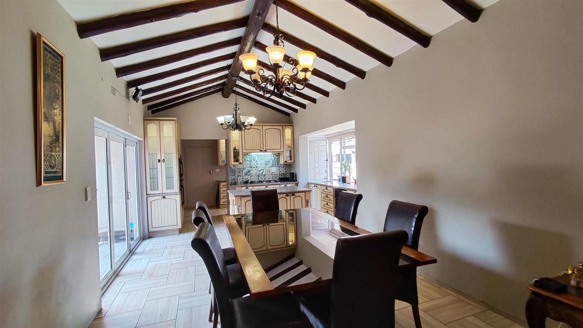 Dining Room - 12 square meters of property in Farrarmere