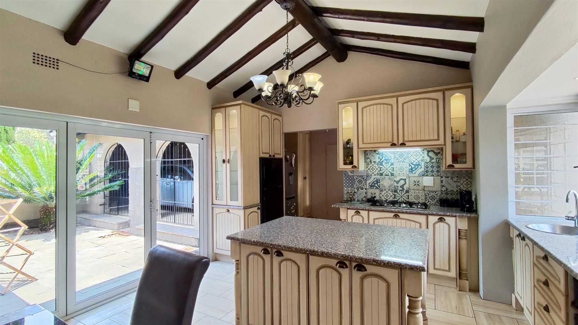 Kitchen - 18 square meters of property in Farrarmere