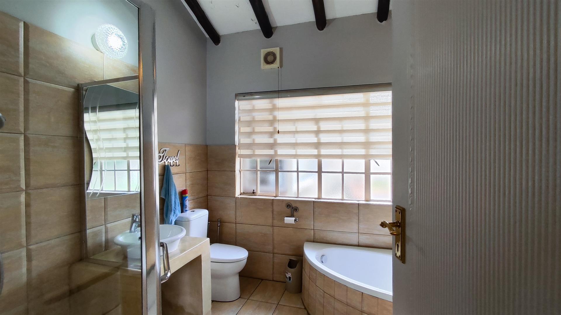 Bathroom 1 - 8 square meters of property in Farrarmere