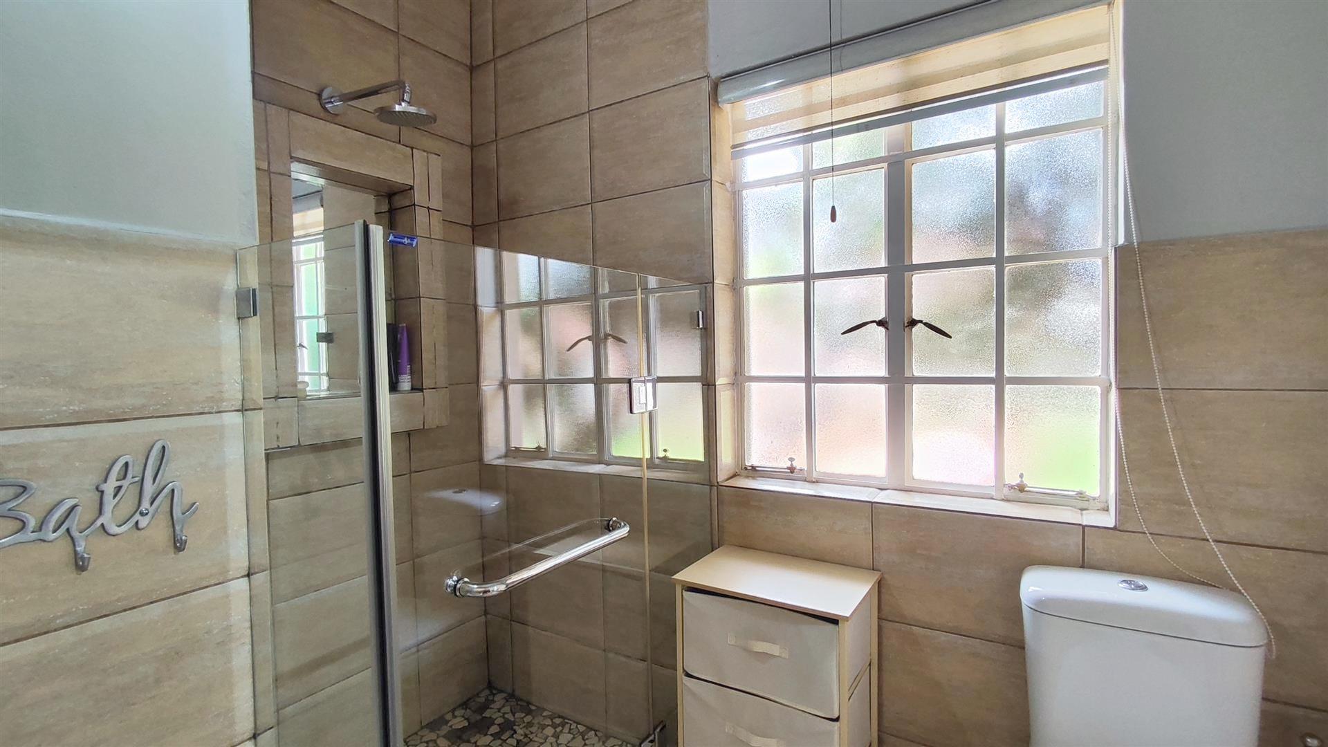 Main Bathroom - 6 square meters of property in Farrarmere