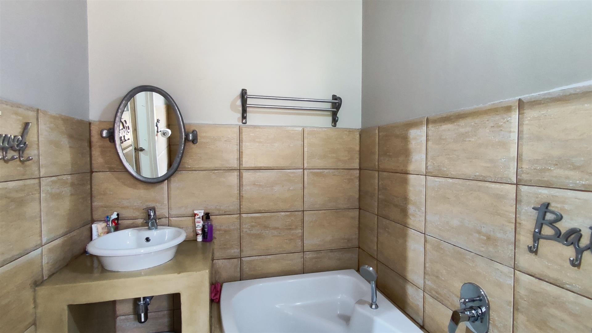 Main Bathroom - 6 square meters of property in Farrarmere