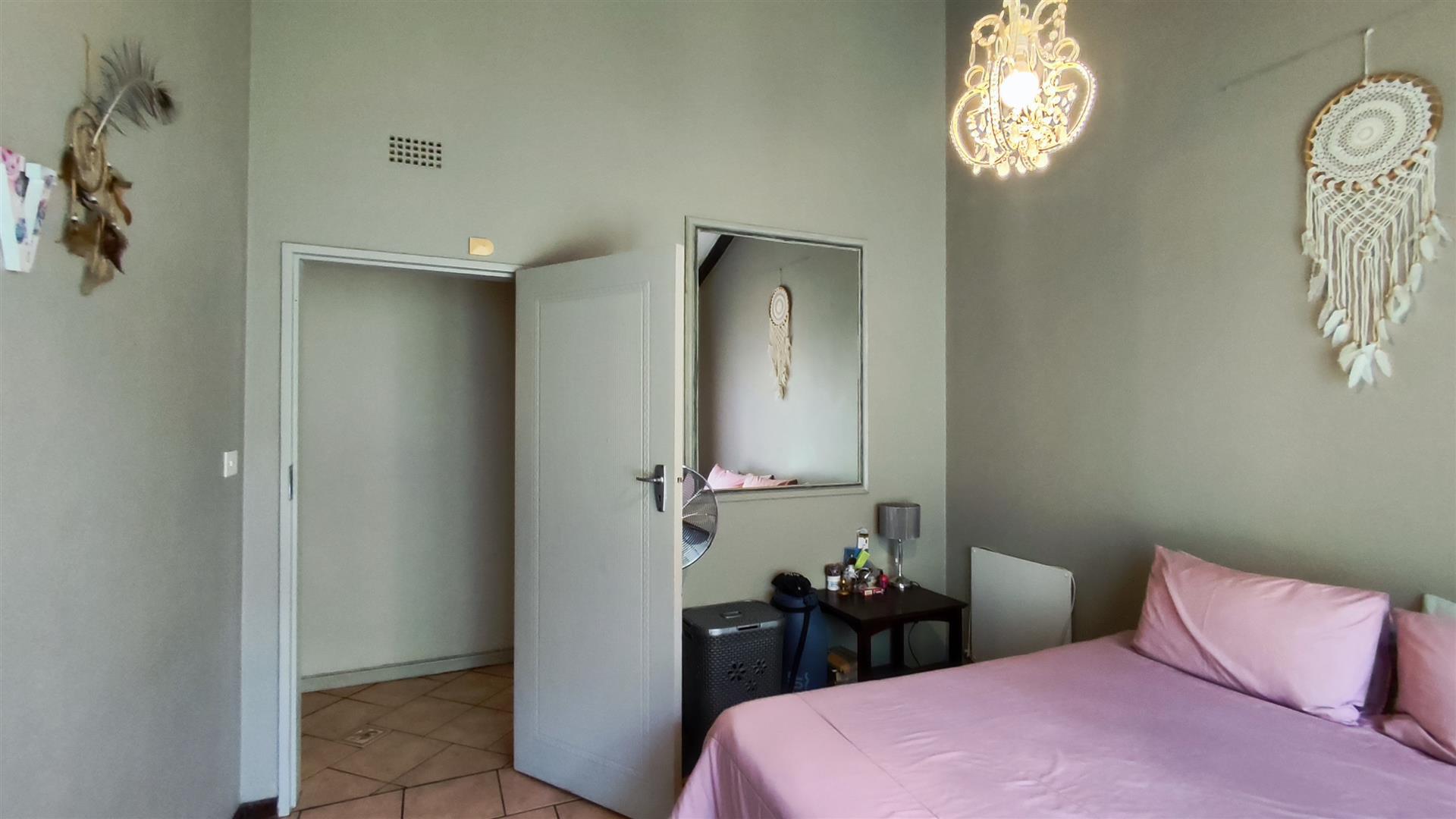 Bed Room 1 - 13 square meters of property in Farrarmere