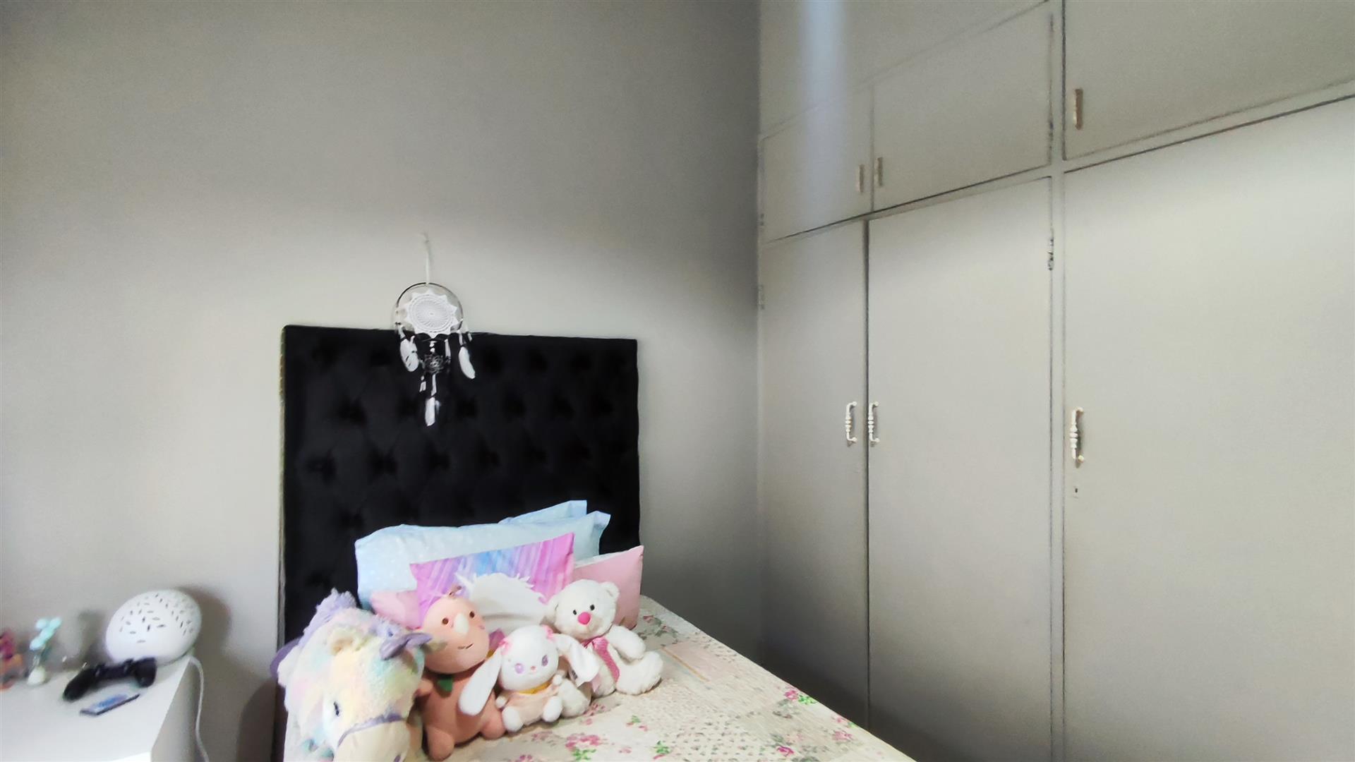 Bed Room 3 - 11 square meters of property in Farrarmere