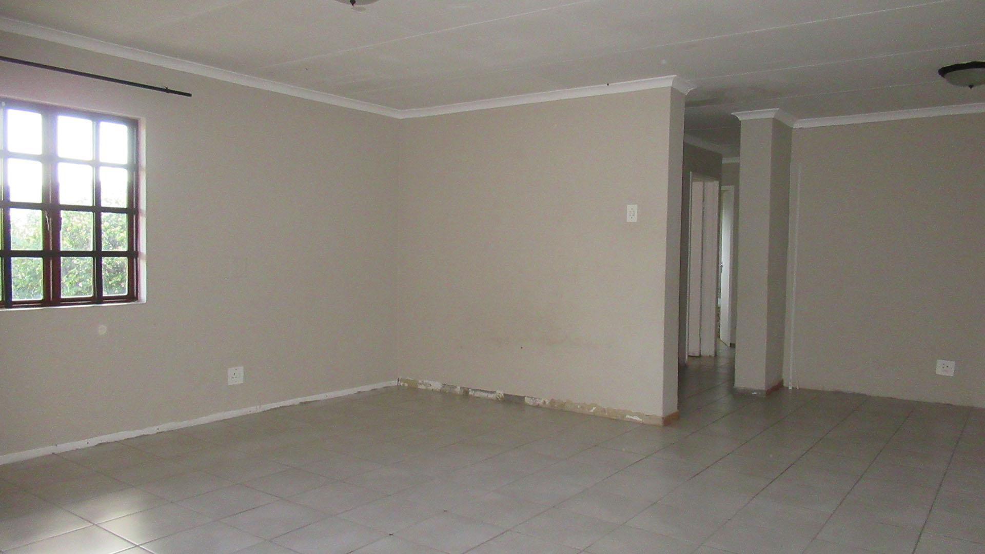 Lounges - 27 square meters of property in Wilgeheuwel 