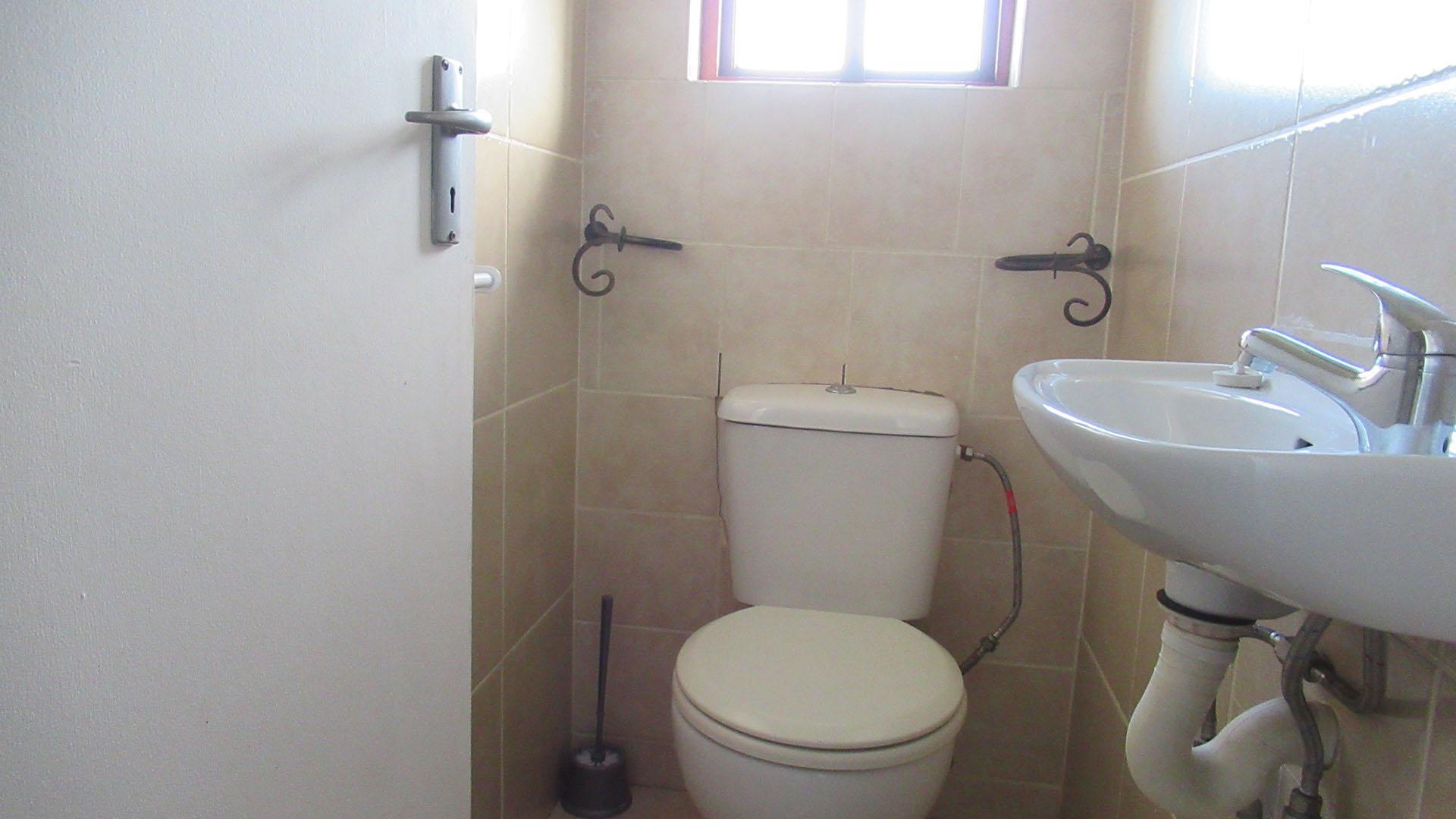 Guest Toilet - 4 square meters of property in Wilgeheuwel 