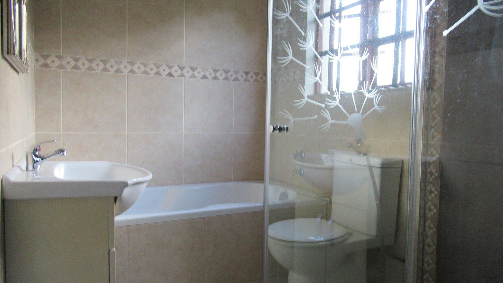 Main Bathroom - 6 square meters of property in Wilgeheuwel 