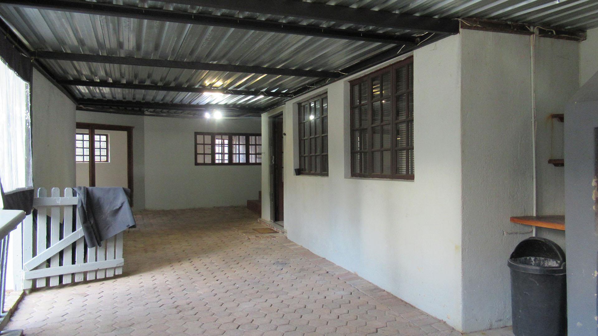 Patio - 81 square meters of property in Wilgeheuwel 