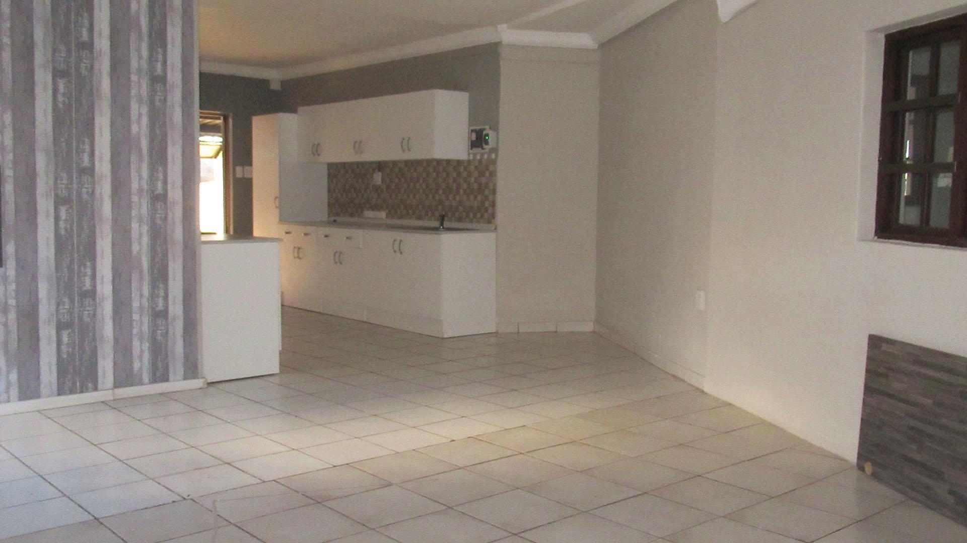 Flatlet - 79 square meters of property in Wilgeheuwel 