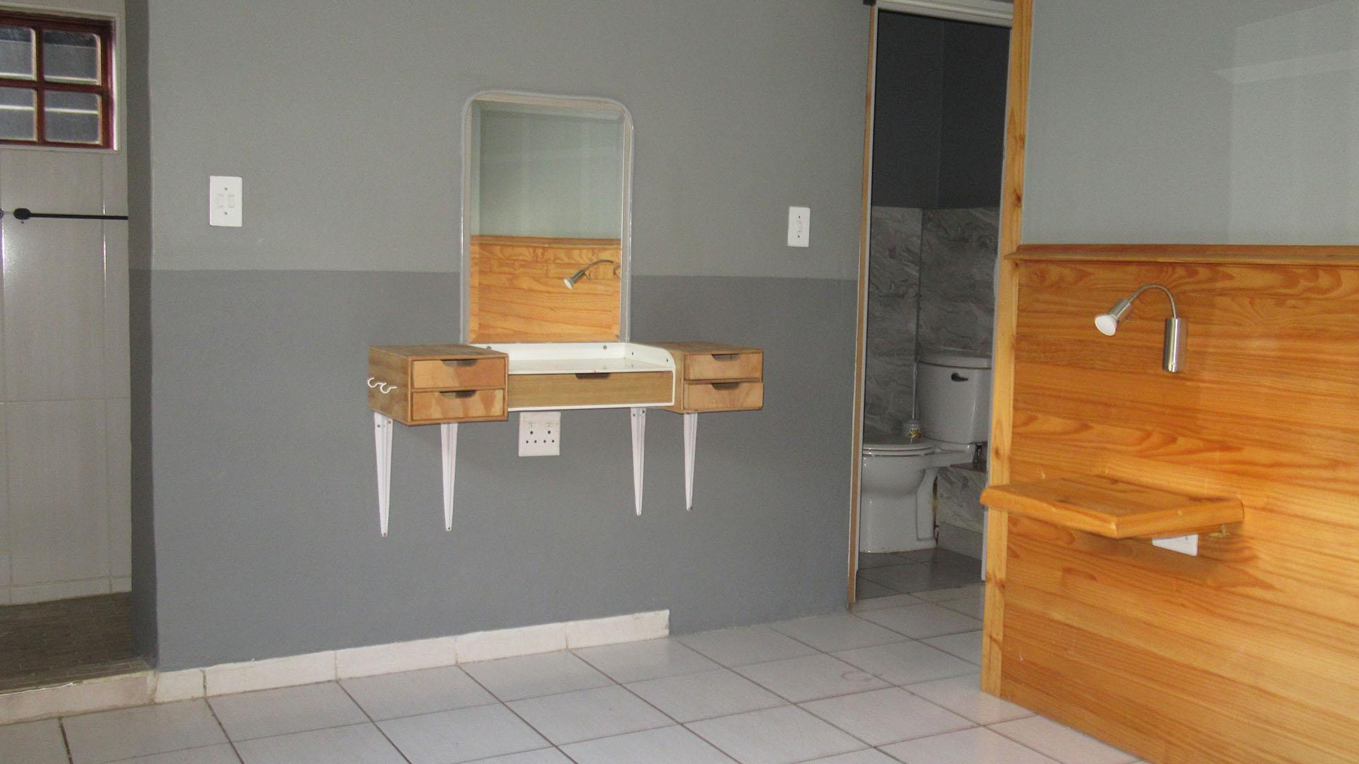 Bed Room 1 - 15 square meters of property in Wilgeheuwel 