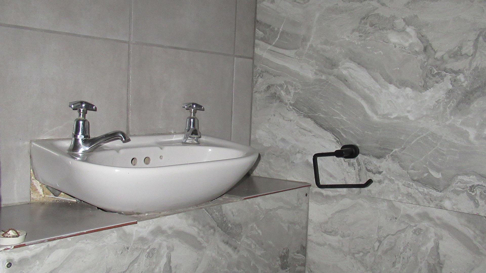 Bathroom 1 - 6 square meters of property in Wilgeheuwel 