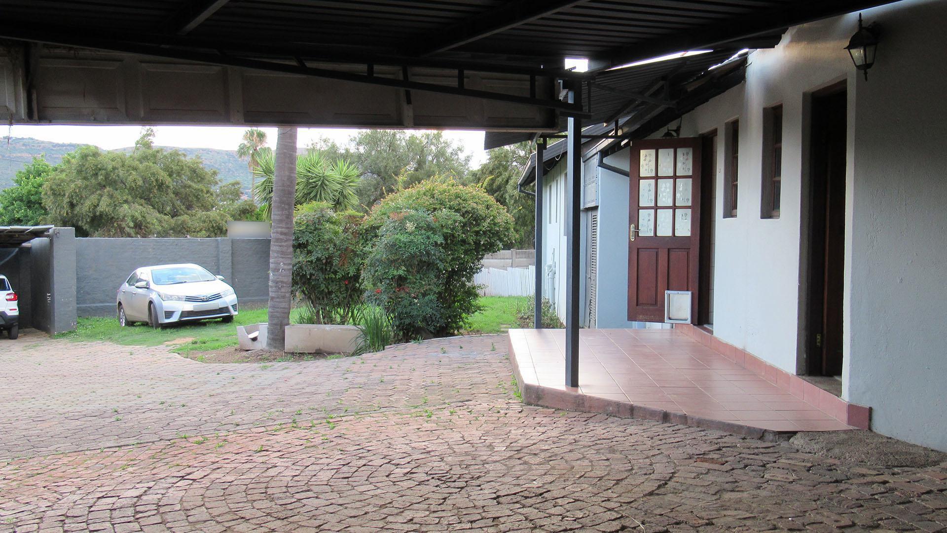 Carport  of property in Wilgeheuwel 