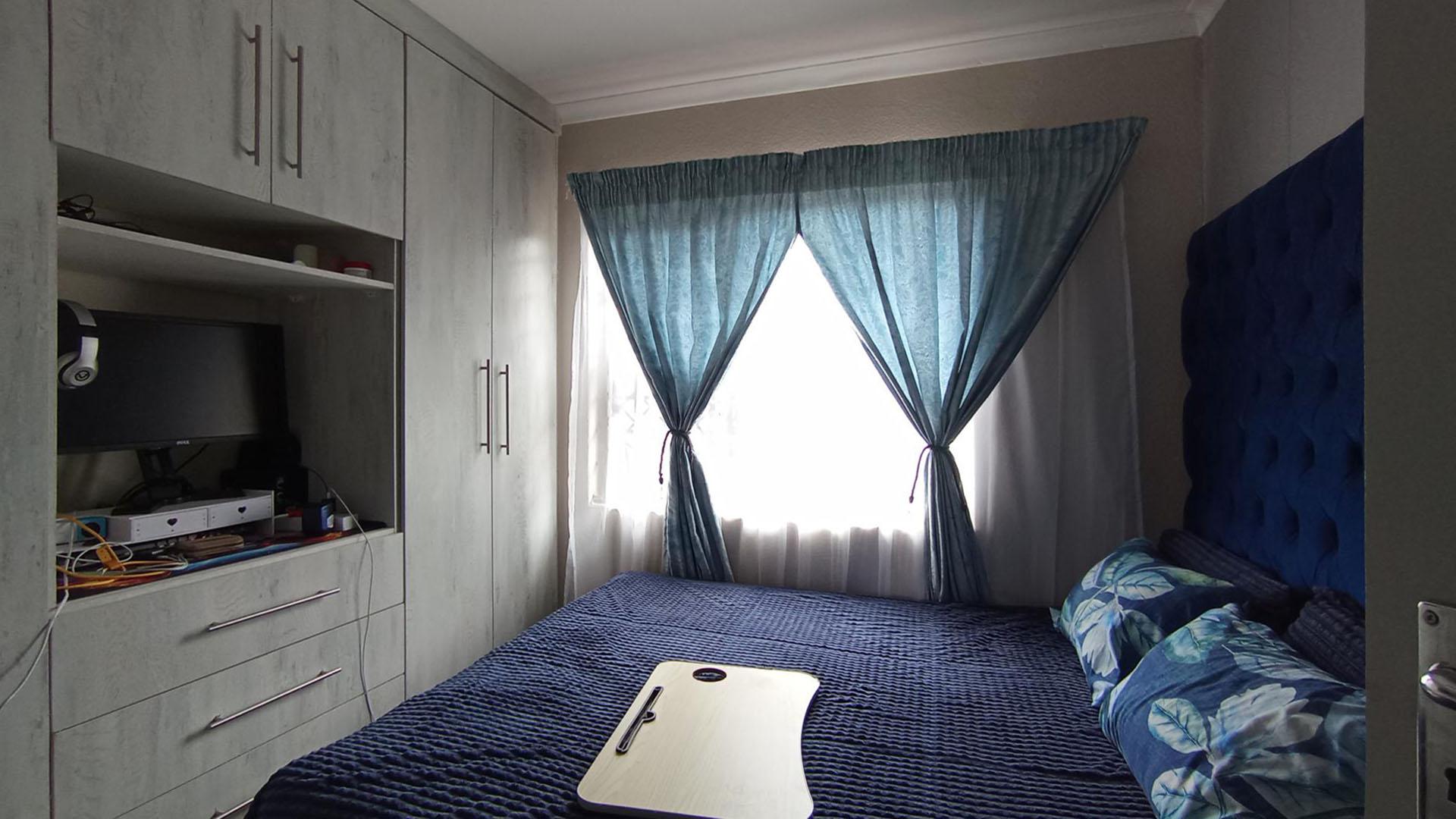 Bed Room 1 - 9 square meters of property in Soshanguve East