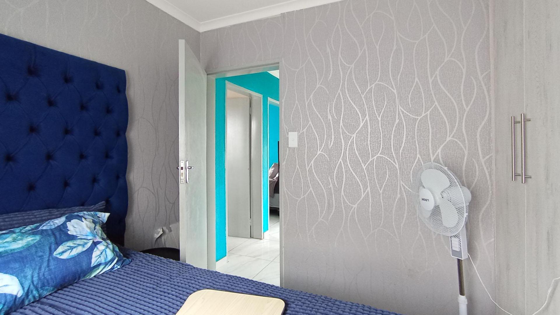 Bed Room 1 - 9 square meters of property in Soshanguve East