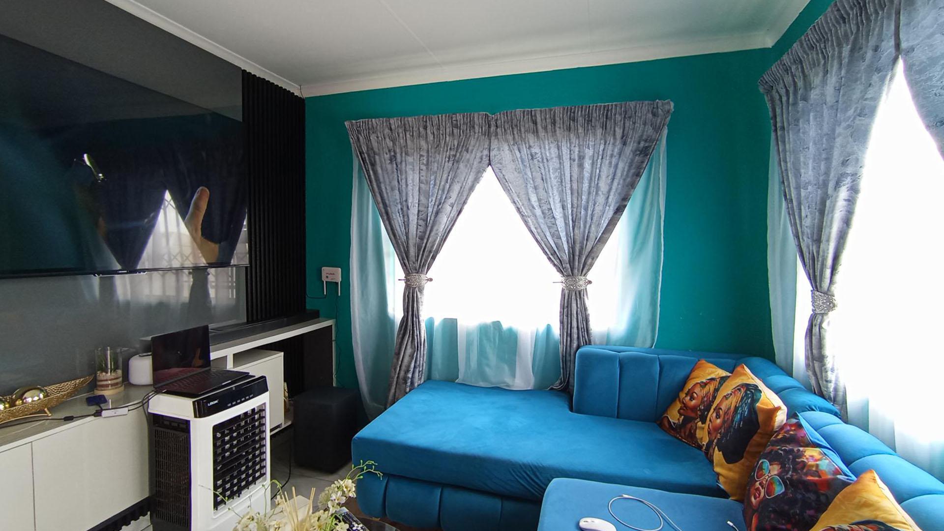 Lounges - 10 square meters of property in Soshanguve East