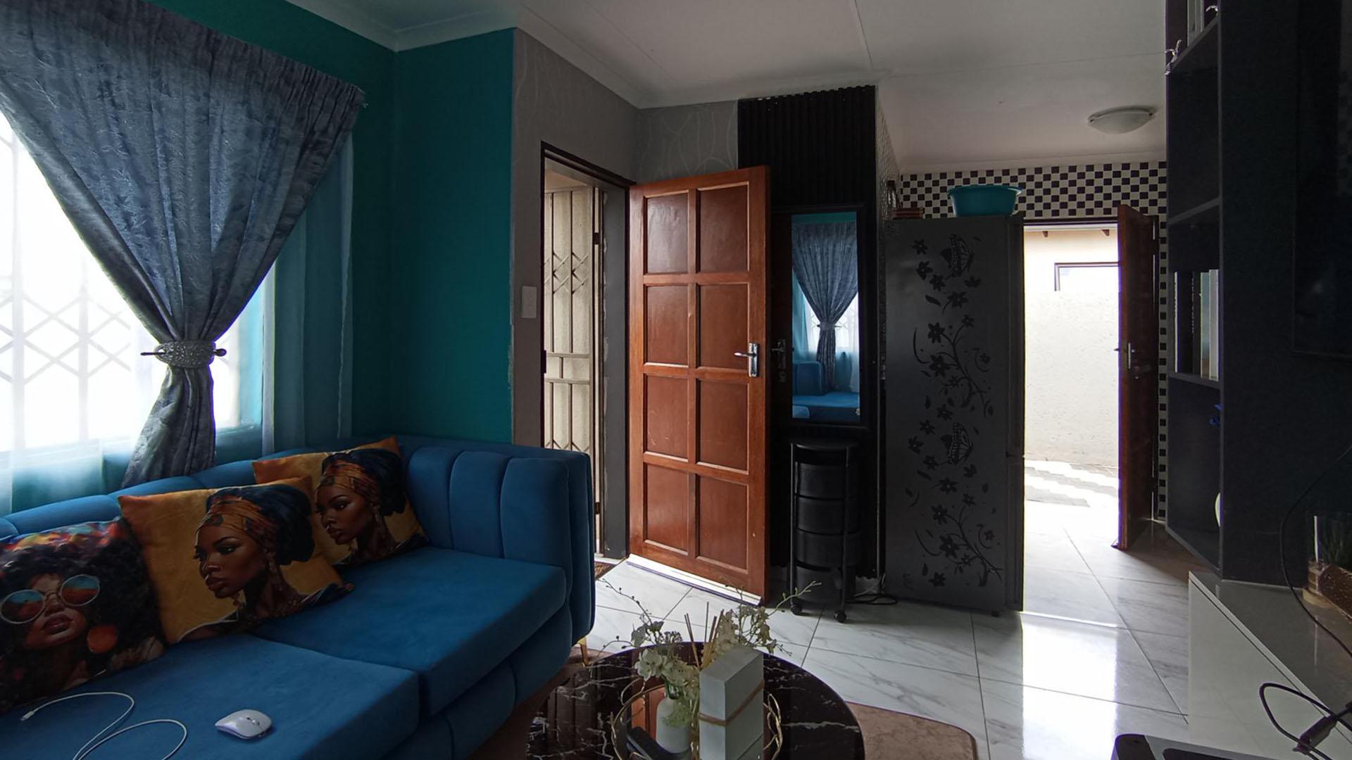 Lounges - 10 square meters of property in Soshanguve East