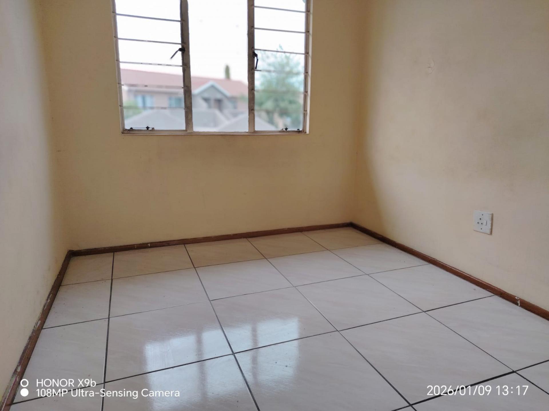 Bed Room 1 of property in Vorna Valley