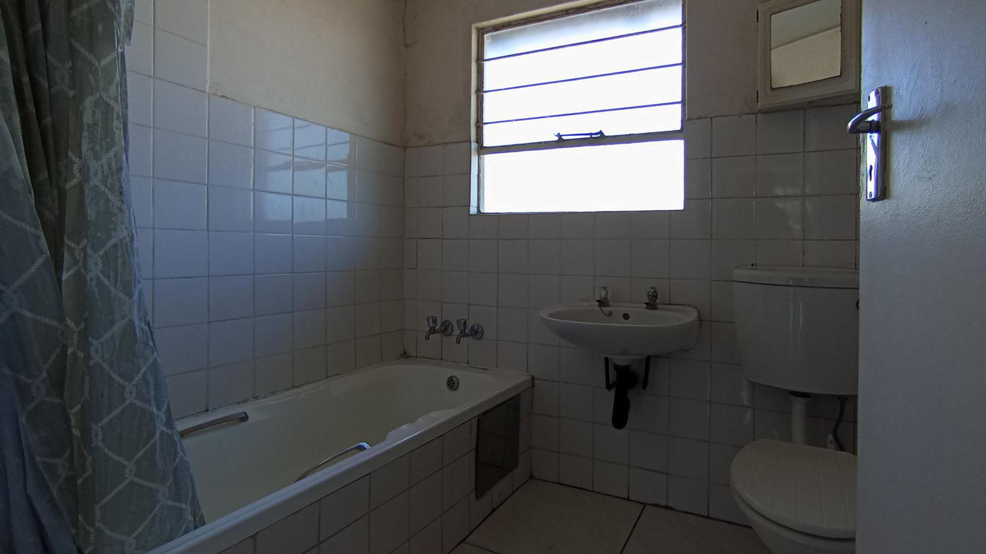 Bathroom 1 - 4 square meters of property in Vorna Valley