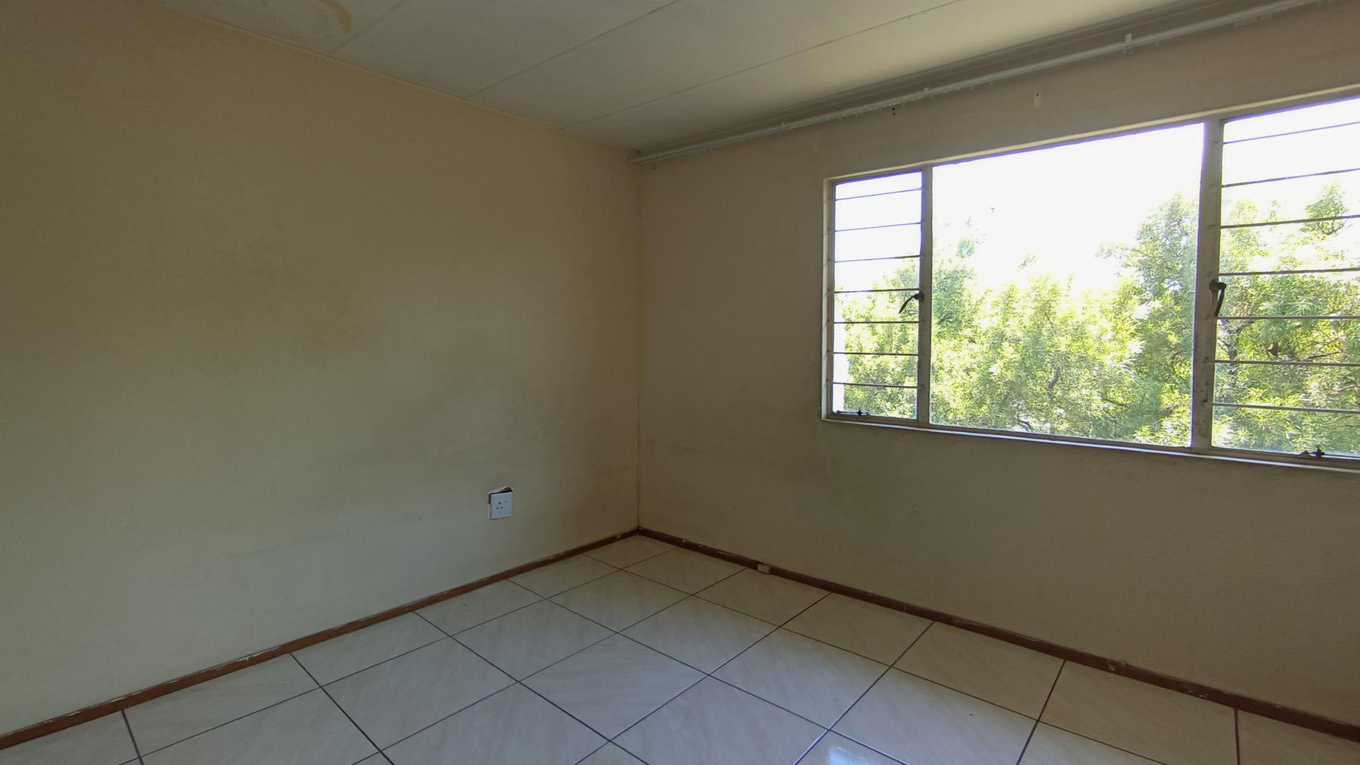 Bed Room 1 - 12 square meters of property in Vorna Valley