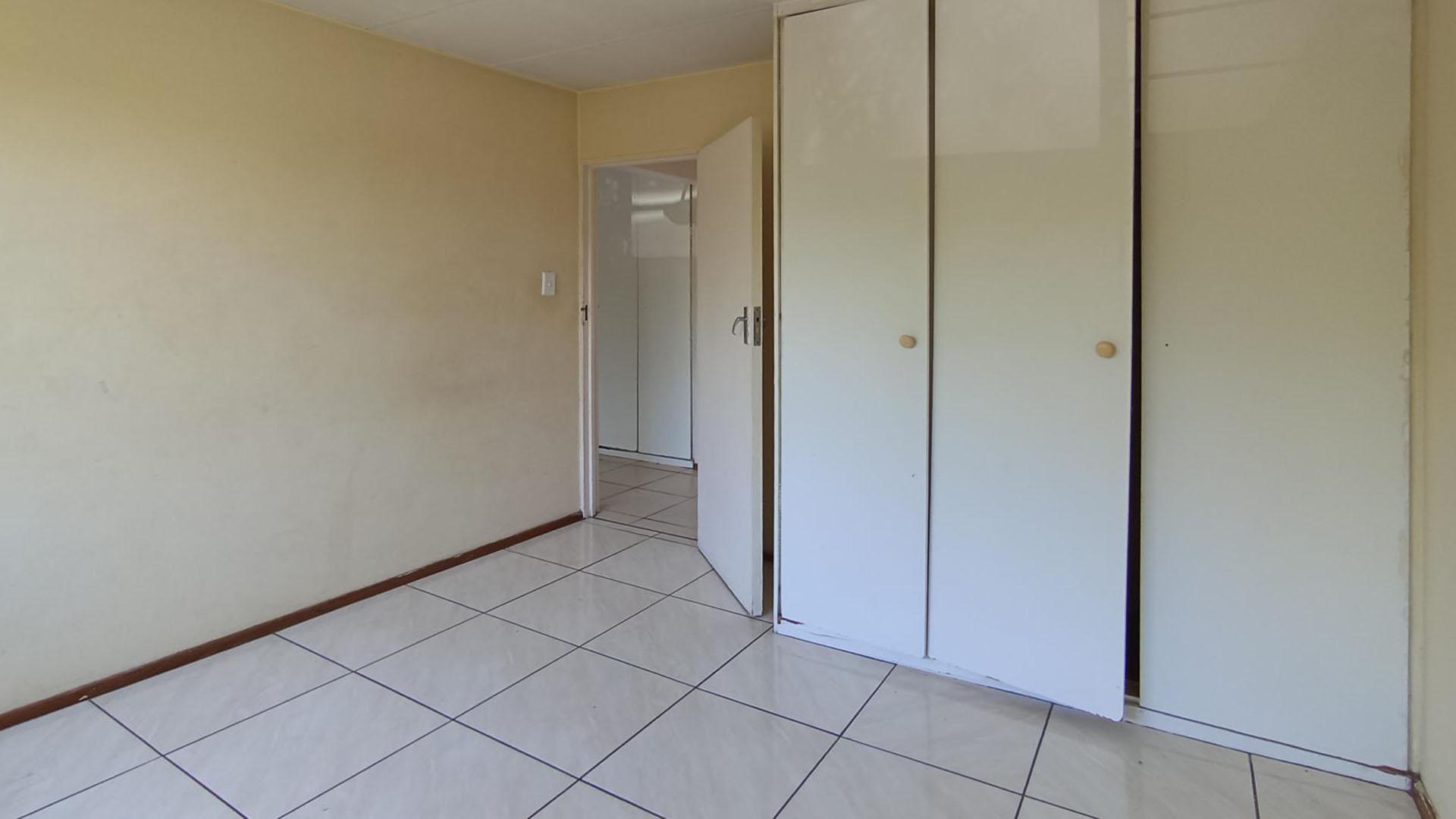 Bed Room 1 - 12 square meters of property in Vorna Valley