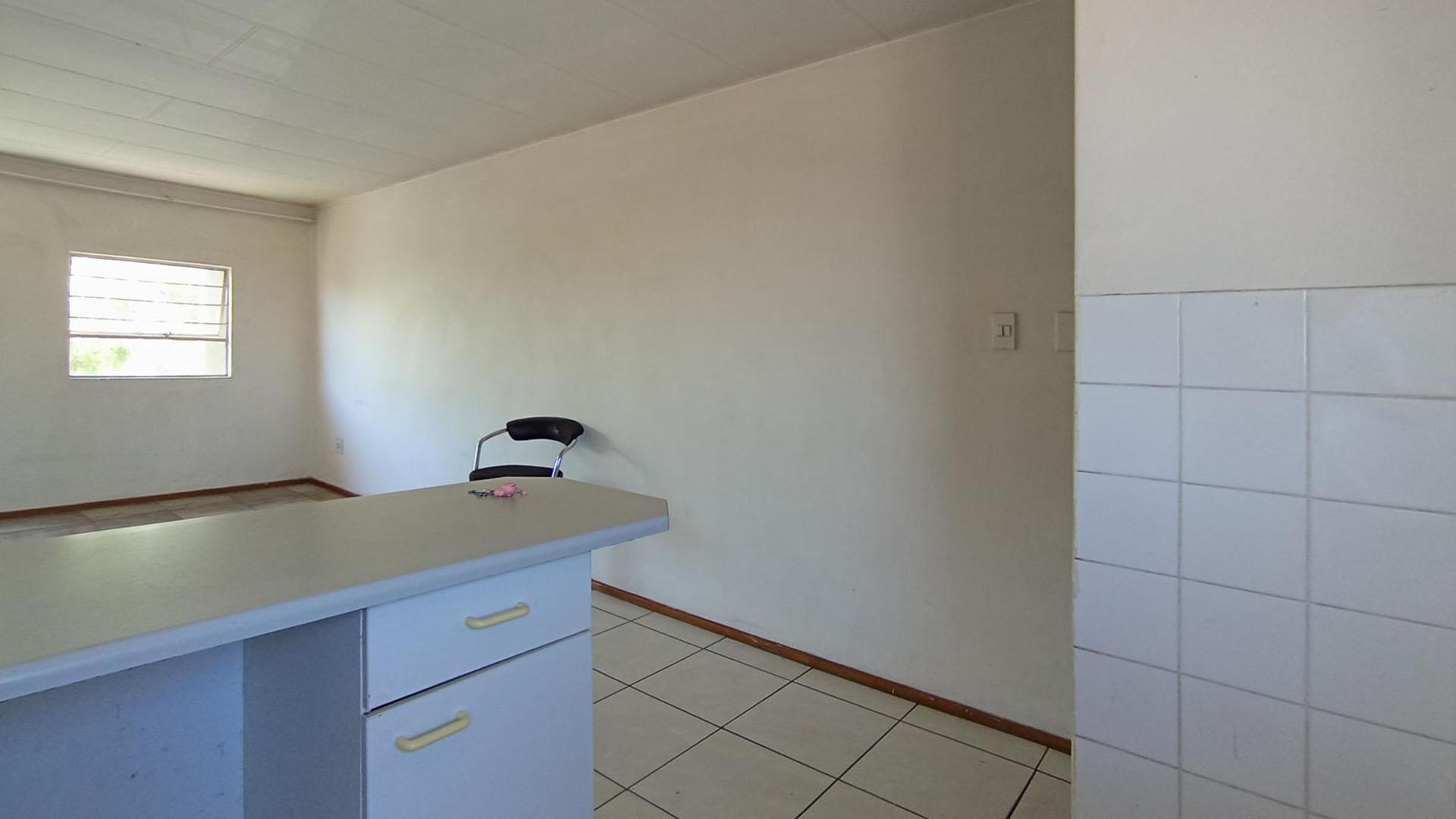 Kitchen - 6 square meters of property in Vorna Valley