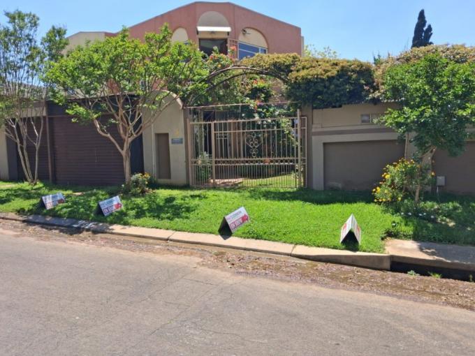 6 Bedroom House for Sale For Sale in Suideroord - MR698126