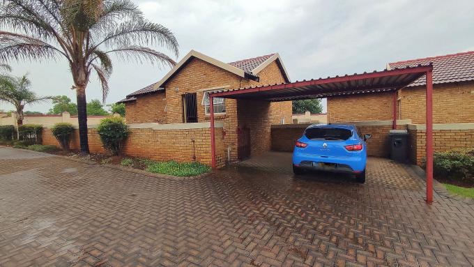 2 Bedroom Simplex for Sale For Sale in Heuwelsig Estate - MR698137